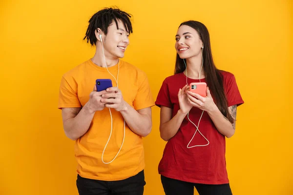 Jovem Casal Multirracial Ouvindo Música Com Fones Ouvido Celulares Isolados — Fotografia de Stock