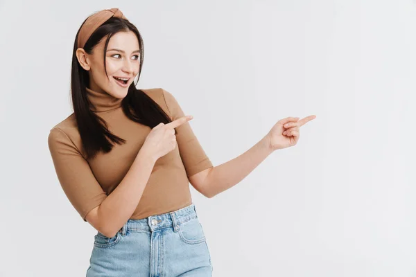 Jovem Morena Feliz Mulher Branca Roupas Casuais Sobre Fundo Branco — Fotografia de Stock