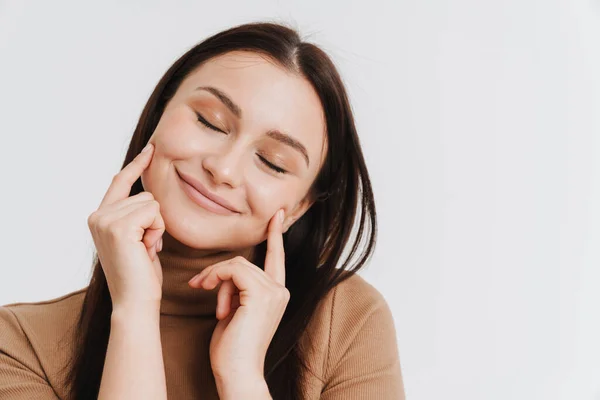 Šťastná Mladá Brunetka Bílá Žena Ležérní Oblečení Stojící Nad Bílým — Stock fotografie