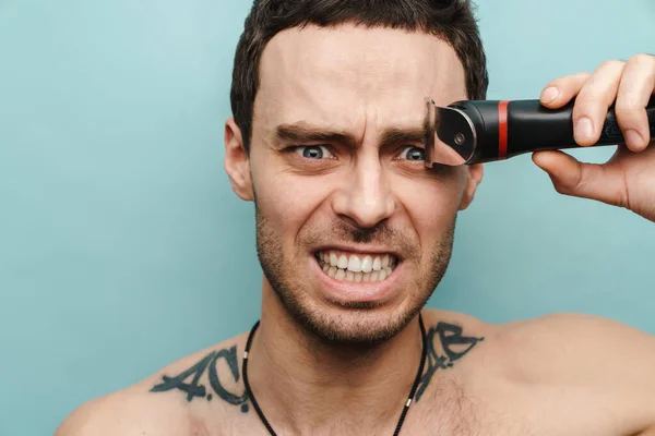 Close Portrait Crazy Middle Aged Shirtless Man Shaving His Eyebrow — Stock Photo, Image