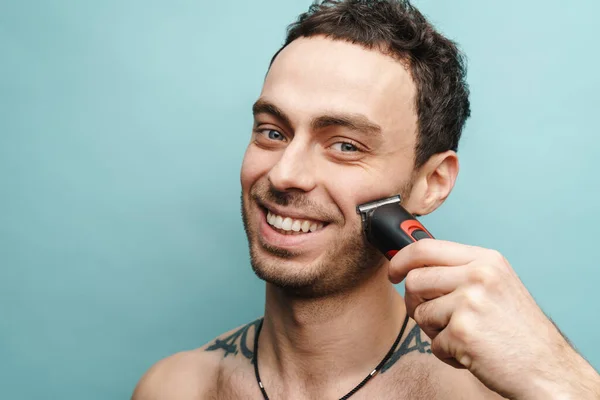 Feche Retrato Homem Sem Camisa Meia Idade Sorridente Segurando Barbear — Fotografia de Stock