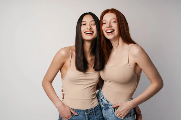 Multirracial Duas Mulheres Abraçando Rindo Câmera Isolada Sobre Parede Branca — Fotografia de Stock