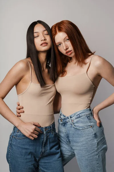 Multiracial Dos Mujeres Abrazando Posando Cámara Aislada Sobre Pared Blanca —  Fotos de Stock
