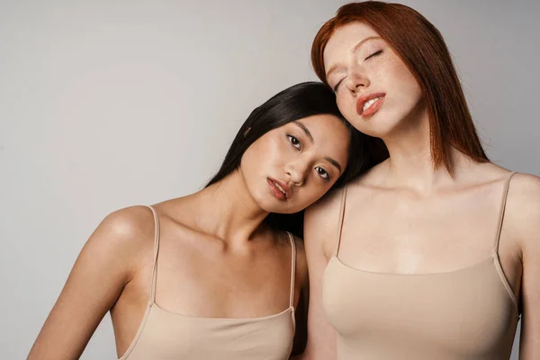 Multiracial Dos Mujeres Abrazando Posando Cámara Aislada Sobre Pared Blanca — Foto de Stock