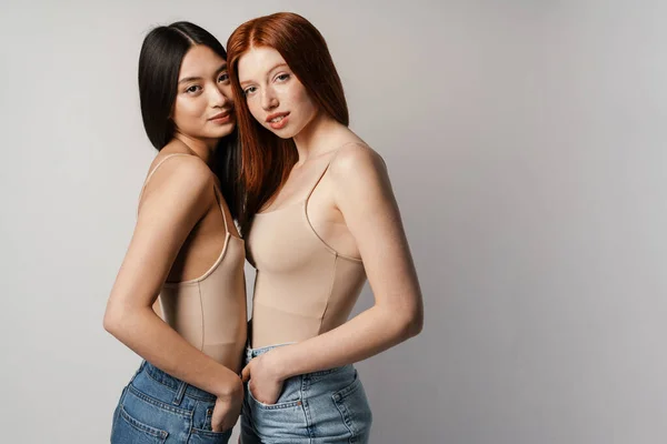 Multiracial Dos Mujeres Posando Mirando Cámara Aislada Sobre Pared Blanca — Foto de Stock