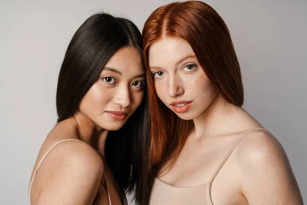Multirracial Duas Mulheres Posando Olhando Para Câmera Isolada Sobre Parede — Fotografia de Stock
