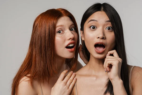 Multiraciales Dos Mujeres Expresando Sorpresa Ante Cámara Aislada Sobre Pared — Foto de Stock