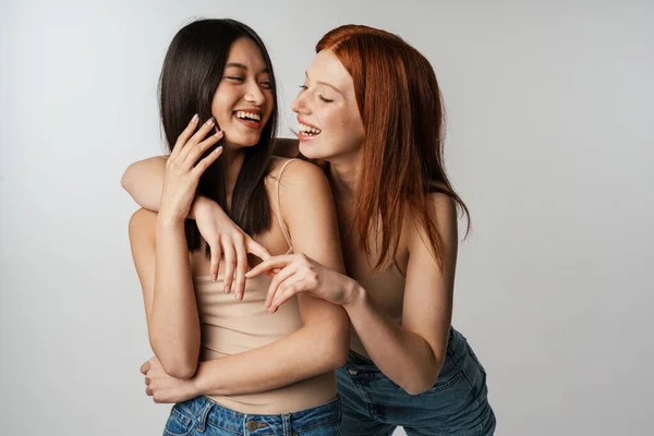 Multiracial Dos Mujeres Abrazando Riendo Cámara Aislada Sobre Pared Blanca —  Fotos de Stock