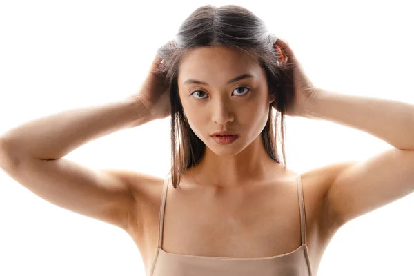 Jovem Mulher Morena Asiática Posando Olhando Para Câmera Isolada Sobre — Fotografia de Stock