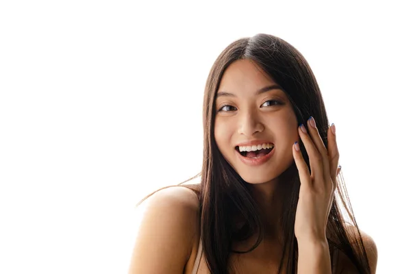 Jeune Asiatique Heureuse Femme Souriant Regardant Caméra Isolé Sur Mur — Photo