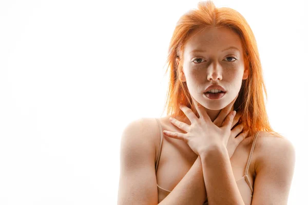 Ung Europeisk Ingefära Kvinna Poserar Och Tittar Kameran Isolerad Över — Stockfoto