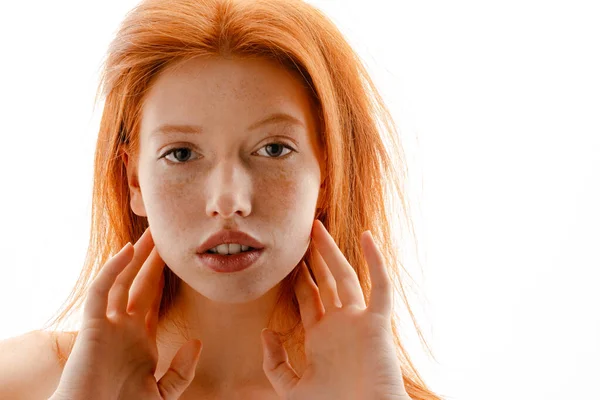 Jong Europees Gember Vrouw Poseren Kijken Naar Camera Geïsoleerd Witte — Stockfoto