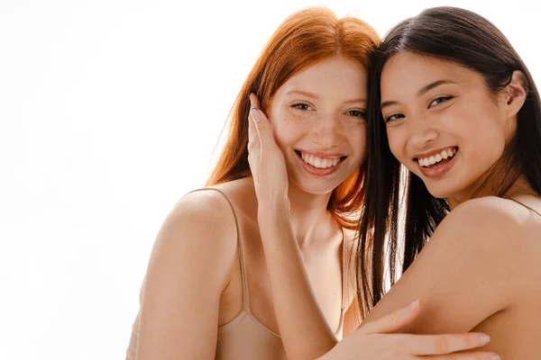 Dos Jóvenes Sonrientes Mujeres Multiétnicas Posando Juntas Sobre Fondo Pared — Foto de Stock