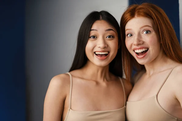 Multirracial Duas Mulheres Rindo Enquanto Olha Para Câmera Isolada Sobre — Fotografia de Stock