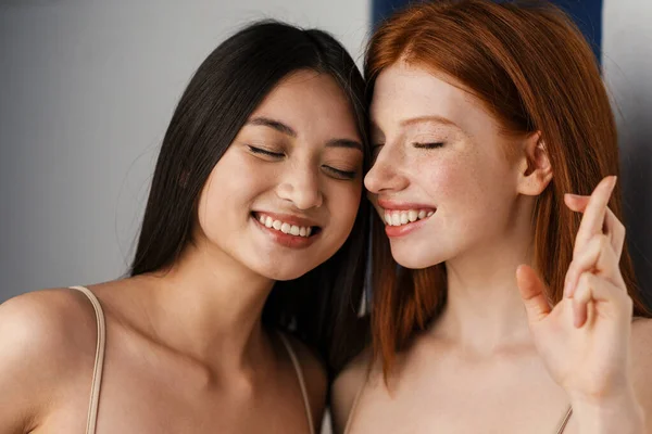 Dvě Usmívající Mladé Multietnické Ženy Stojící Společně Bílém Pozadí Držící — Stock fotografie