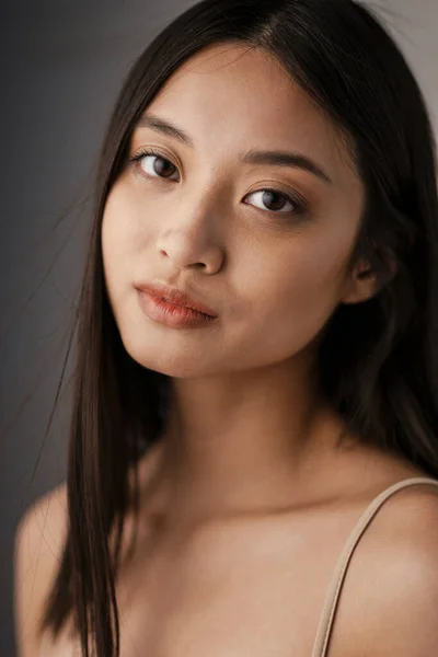 Close Uma Jovem Mulher Asiática Posando Dentro Casa Olhando Para — Fotografia de Stock