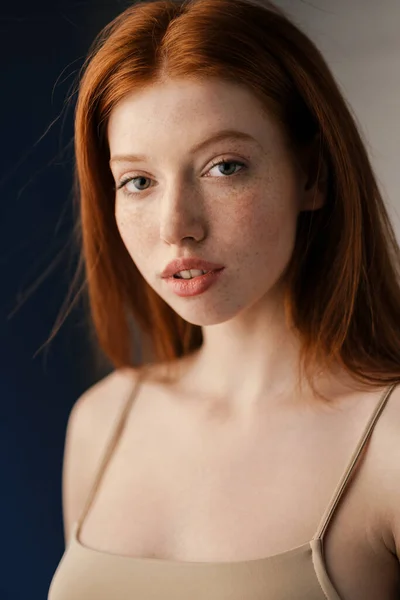 Close Young Red Haired Woman Posing Indoors Looking Camera — Stock Photo, Image