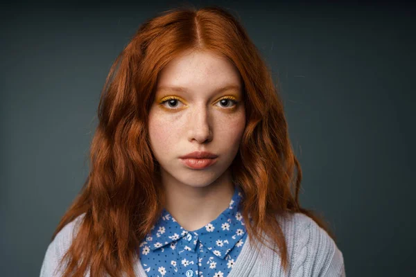 Jovem Mulher Branca Gengibre Posando Olhando Para Câmera Isolada Sobre — Fotografia de Stock