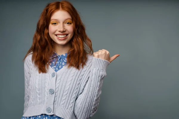 Ung Ingefära Glad Kvinna Ler Och Pekar Finger Sidan Isolerad — Stockfoto