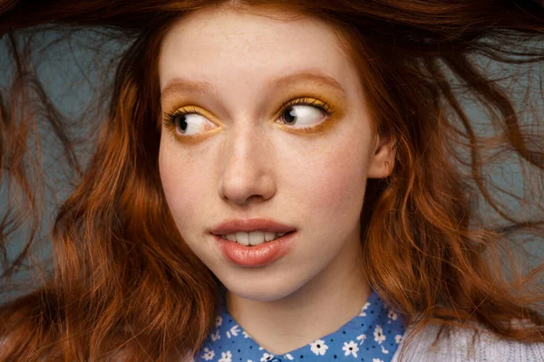 Ung Ingefära Vit Kvinna Med Makeup Poserar Och Tittar Sidan — Stockfoto