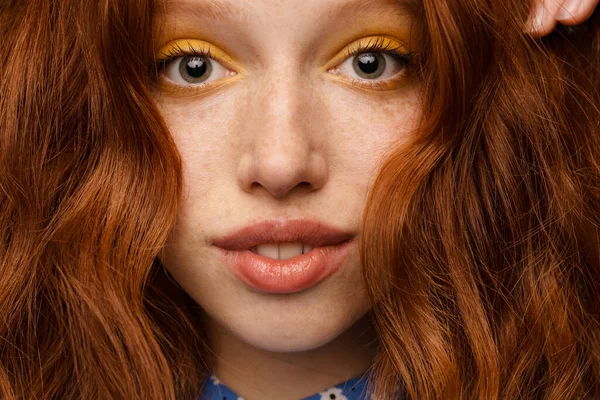Ung Ingefära Vit Kvinna Med Makeup Poserar Och Tittar Kameran — Stockfoto