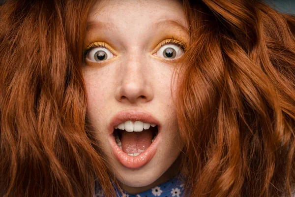 Jeune Gingembre Excité Femme Avec Maquillage Exprimant Surprise Caméra Intérieur — Photo
