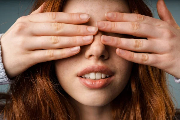 Joven Jengibre Mujer Blanca Posando Cubriendo Sus Ojos Aislados Sobre —  Fotos de Stock