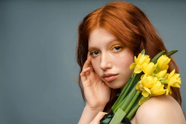 Shirtless Ingwer Weiße Frau Posiert Mit Gelben Blumen Isoliert Über — Stockfoto