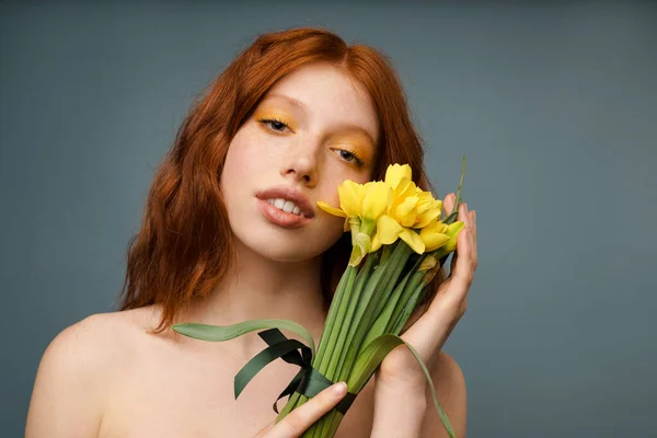 Mulher Branca Gengibre Sem Camisa Posando Com Flores Amarelas Isoladas — Fotografia de Stock