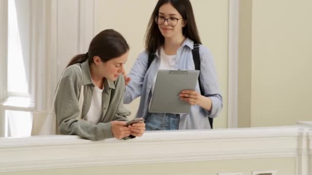 Duas Amigas Estão Reunindo Instituição Ensino Enquanto Discutem Projeto — Vídeo de Stock