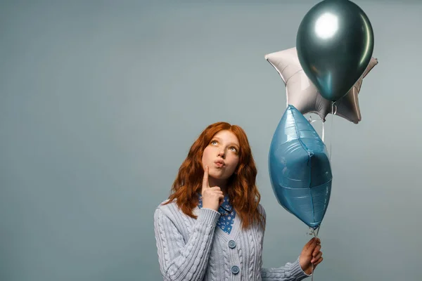 Gengibre Mulher Perplexo Olhando Para Cima Enquanto Posando Com Balões — Fotografia de Stock