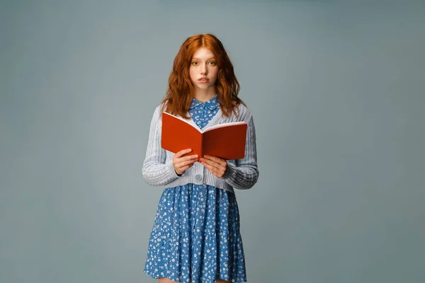 Jonge Gember Witte Vrouw Poseren Met Oefening Boek Geïsoleerd Grijze — Stockfoto