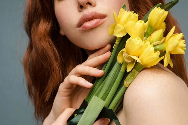 Skjorteløs Hvit Kvinne Som Poserer Med Gule Blomster Isolert Grå – stockfoto