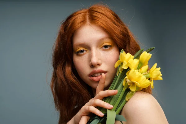 Mulher Branca Gengibre Sem Camisa Posando Com Flores Amarelas Isoladas — Fotografia de Stock