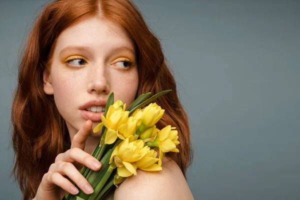 Mulher Branca Gengibre Sem Camisa Posando Com Flores Amarelas Isoladas — Fotografia de Stock