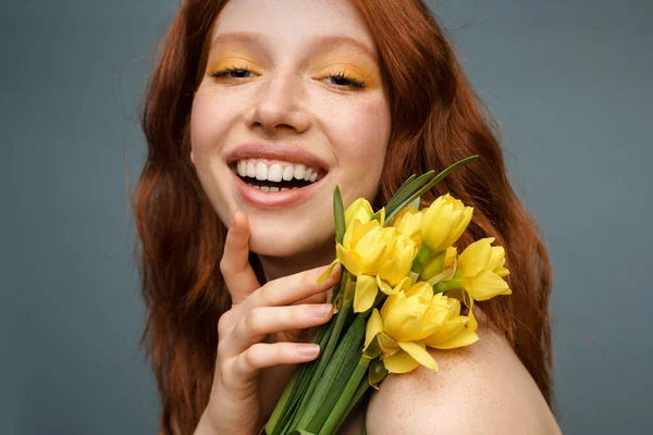 Shirtless Gengibre Mulher Feliz Posando Com Flores Amarelas Isoladas Sobre — Fotografia de Stock