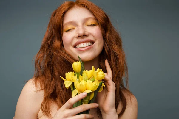 Shirtless Gengibre Sorrindo Mulher Posando Com Flores Amarelas Isoladas Sobre — Fotografia de Stock