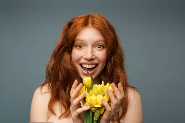Zázvor Bez Košile Vzrušená Žena Pózuje Žlutými Květy Izolované Přes — Stock fotografie