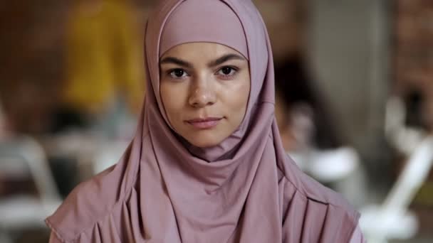 Nærbillede Attraktiv Rolig Arabisk Forretningskvinder Iført National Lyserød Hijab Ser – Stock-video