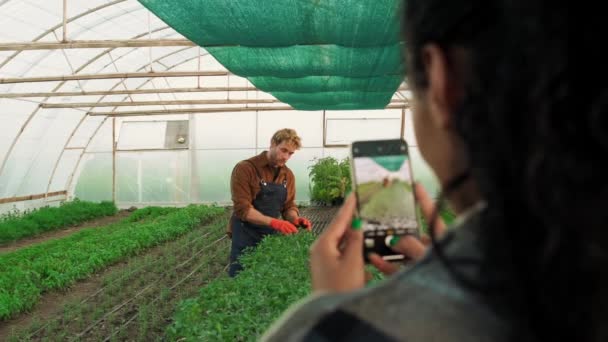 Beskärd Närbild Kvinna Fotograferar Lycklig Bonde Poserar Med Planta Handen — Stockvideo