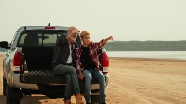 Padre Sorridente Con Suo Figlio Sono Seduti Guardando Lago Pick — Video Stock