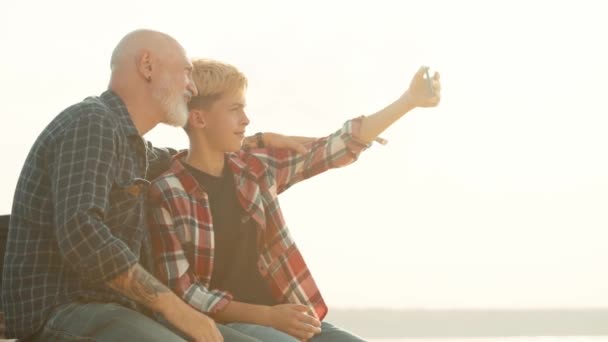 Filho Positivo Seu Pai Estão Tirando Fotos Selfie Caminhonete Enquanto — Vídeo de Stock