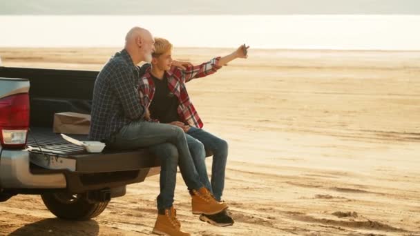 Ein Glücklicher Sohn Fotografiert Seinen Vater Mit Seinem Handy Auf — Stockvideo