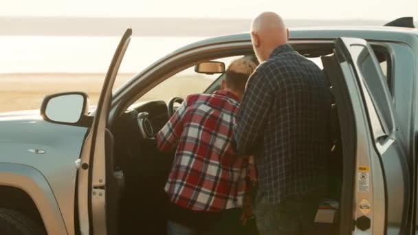 Een Vader Laat Zijn Zoontje Bestuurdersstoel Zitten Pick Auto Van — Stockvideo