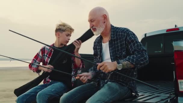 Padre Satisfecho Con Hijo Está Desempacando Una Caña Pescar Sentada — Vídeo de stock