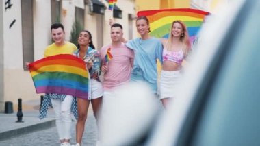Bir grup çok ırklı mutlu insan, lgbt hakları için sokaklarda yürüyüş yaparken eğleniyor.