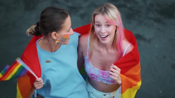 Duas Meninas Estão Gritando Acenando Bandeira Colorida Durante Orgulho Gay — Vídeo de Stock