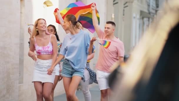 Grupo Sonriente Personas Ondeando Bandera Del Arco Iris Disfrutando Durante — Vídeo de stock