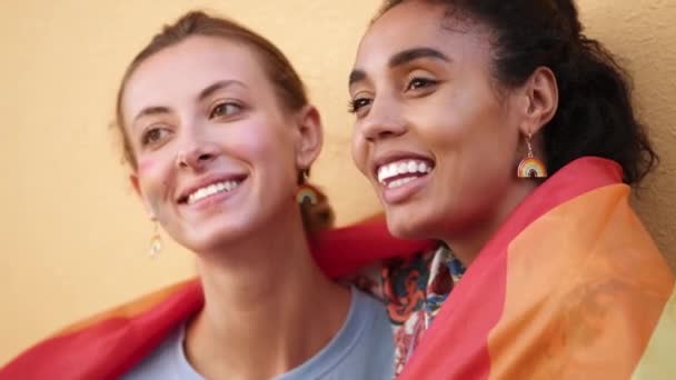 Gülümseyen Lezbiyen Bir Kadın Ellerinde Gökkuşağı Bayrağı Tutarken Birbirlerine Bakıyor — Stok video