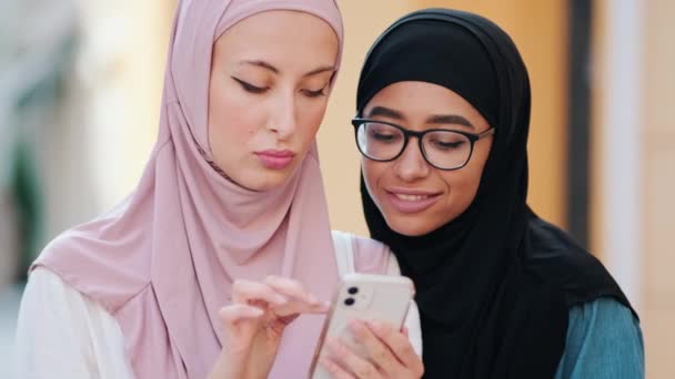 Улыбающиеся Арабские Женщины Национальном Хиджабе Используют Онлайн Карту Мобильном Телефоне — стоковое видео